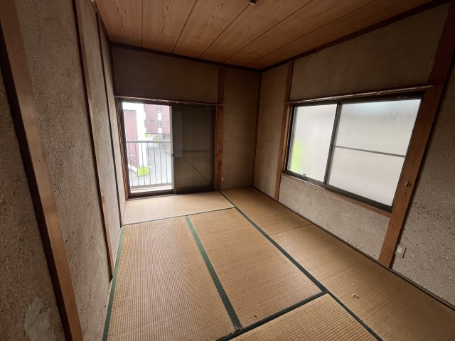 愛知県東海市加木屋町郷中　～新駅「加木屋中ノ池」駅が身近。自然と利便性が共生する街～の和室|2F洋室の隣には和室が続きます。ざらっとした質感の土壁と、天井の木目が落ち着いた雰囲気を醸し出し、寝