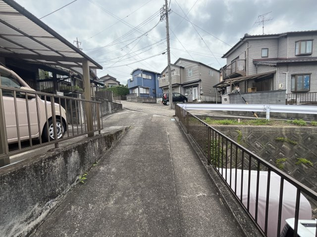 愛知県東海市加木屋町郷中　～新駅「加木屋中ノ池」駅が身近。自然と利便性が共生する街～の前面道路含む現地写真|通り抜けのない、プライベート感あふれる穏やかな立地（物件を背にして前面道路撮影）