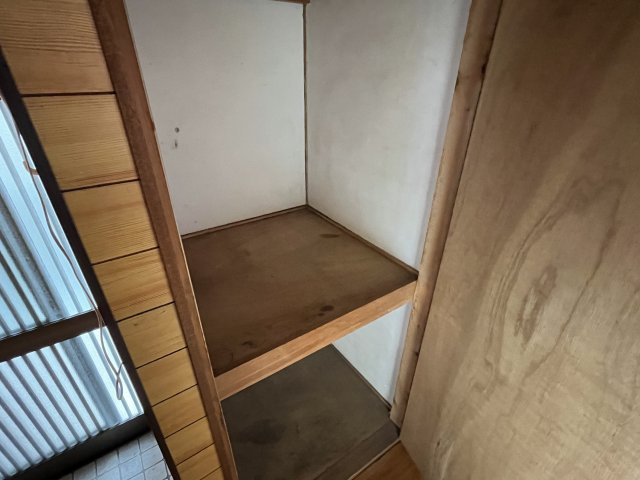 愛知県東海市加木屋町郷中　～新駅「加木屋中ノ池」駅が身近。自然と利便性が共生する街～の収納|玄関横に掃除用具や小物を置けるスペースがあります。