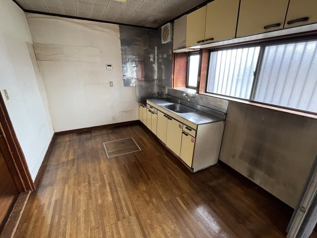愛知県東海市加木屋町郷中　～新駅「加木屋中ノ池」駅が身近。自然と利便性が共生する街～のキッチン|玄関真正面に位置するキッチンです。