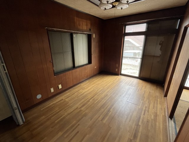 愛知県東海市加木屋町郷中　～新駅「加木屋中ノ池」駅が身近。自然と利便性が共生する街～の居間・リビング|キッチン横の洋室です。