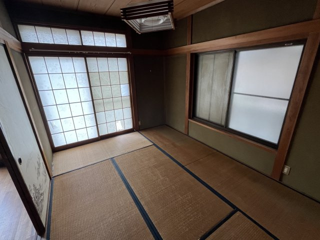 愛知県東海市加木屋町郷中　～新駅「加木屋中ノ池」駅が身近。自然と利便性が共生する街～の和室|砂壁と畳が醸し出す和の趣。2面採光で明るく換気も良好。