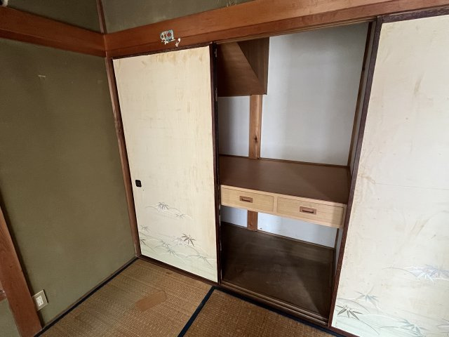 愛知県東海市加木屋町郷中　～新駅「加木屋中ノ池」駅が身近。自然と利便性が共生する街～の収納|収納の工夫が光る押入れ。引き出し付きで小物の整理もスムーズに