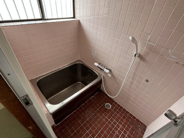 愛知県東海市加木屋町郷中　～新駅「加木屋中ノ池」駅が身近。自然と利便性が共生する街～の浴室|ピンクのタイルに囲まれた、どこか懐かしい浴室。ステンレス製の浴槽は、手入れがしやすく、清潔感を保てま