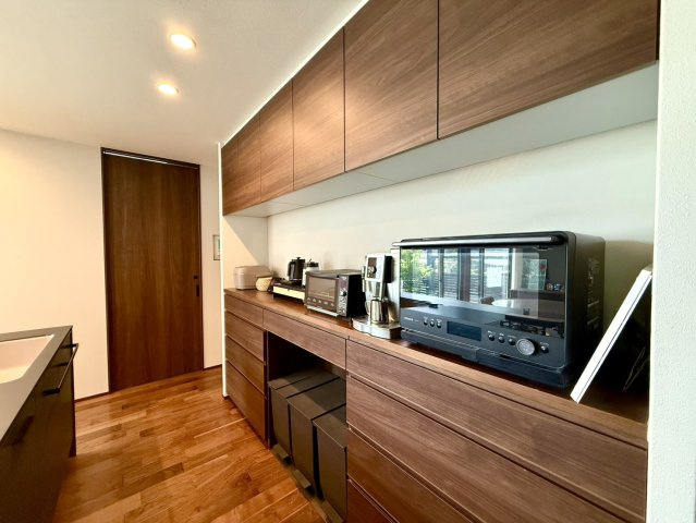 緑区ほら貝三丁目戸建のキッチン|キッチン空間を美しく整える、大容量カップボード