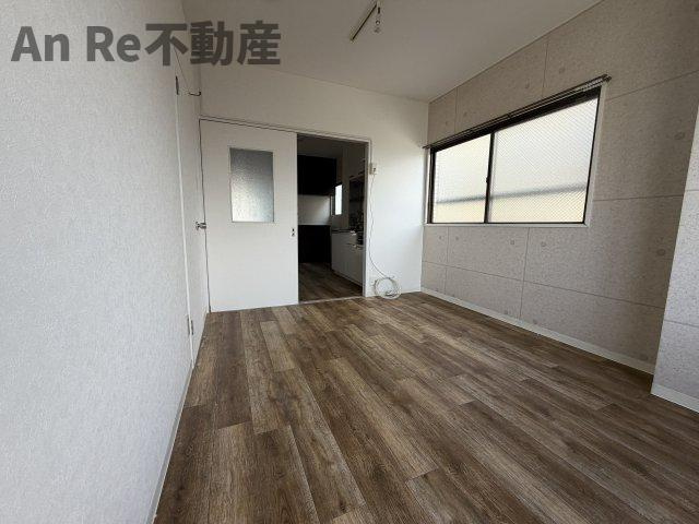 西川ビルの洋室