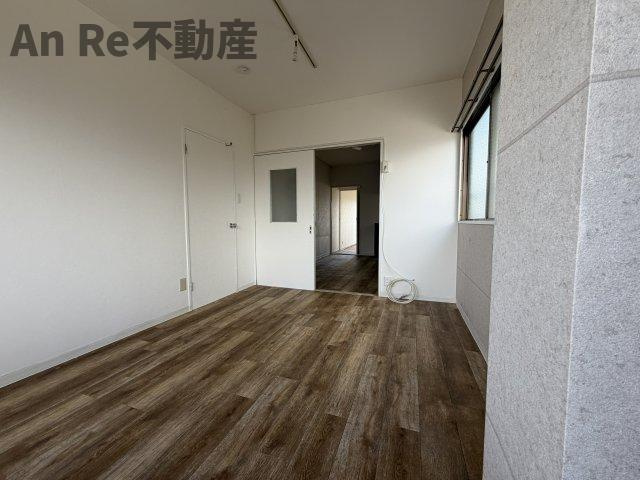 西川ビルの洋室