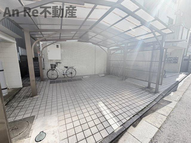 西川ビルの駐車場