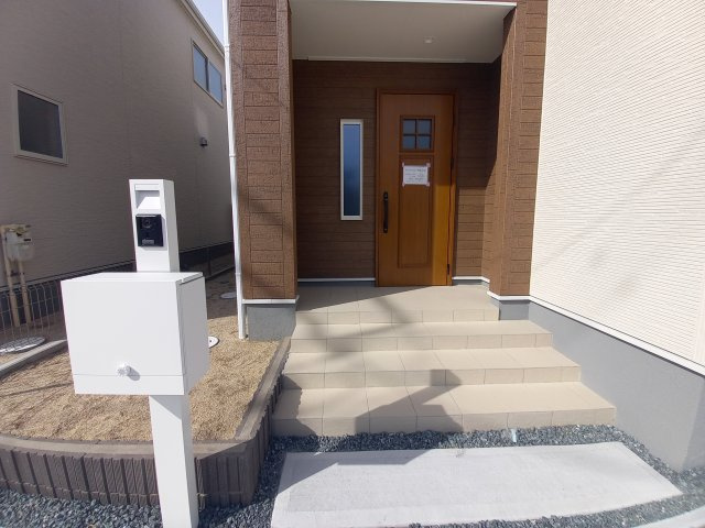 【いわき市錦町江栗1丁目／5号棟】☆キッチンパントリー☆インナーバルコニー♪☆ストレージルーム♪の玄関|同施工　落ち着いた玄関です