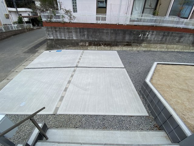 【いわき市平城東１丁目／2号棟】　ランドリールーム・パントリー有り♪の駐車場|同施工◆カースペースの写真です◆
陽当りの良い駐車場は週末の洗車も快適です♪お車の他にも、自転車をとめられそうなスペースもございます。
