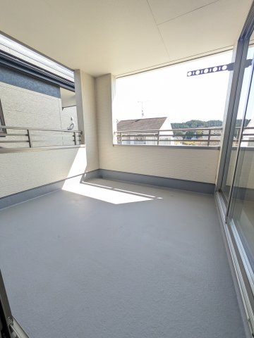 【いわき市常磐下船尾1期／全3棟　1号棟】　磐崎小・磐崎中のバルコニー|同施工◆バルコニーの写真です◆　お布団なども充分に干せる広さがございます。　共働きのご家族でも天気を気にせず洗濯物を干せます。

