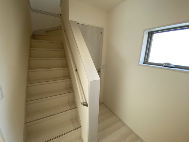 【常磐上湯長谷町第4】　デザイナーズ新築建売住宅　2号棟　新生活応援キャンペーン実施中！のその他|同施工　◆階段の写真です◆　
階段は家族がほぼ毎日通る動線の為、安全上の配慮が必要です！
階段は手すり付きなので、小さなお子様からご年配の方まで安心ですね♪



