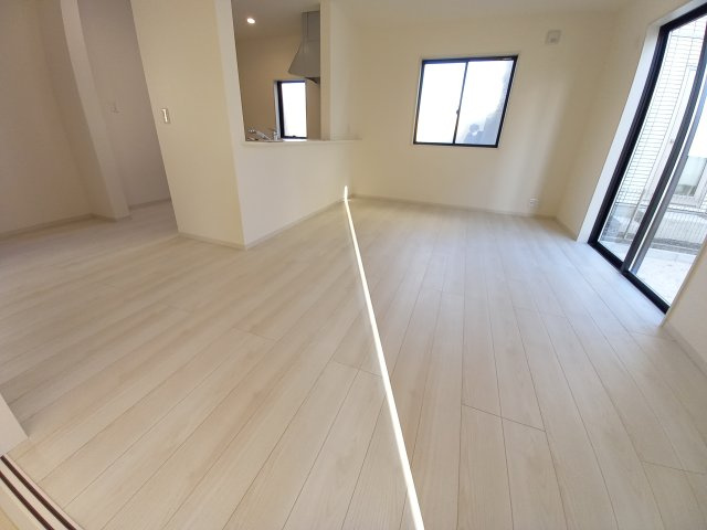 【常磐上湯長谷町第4】　デザイナーズ新築建売住宅　2号棟　新生活応援キャンペーン実施中！の居間・リビング|同施工◆リビング写真です◆木の温もりがやさしいフローリングは安らぎをもたらすプライベート空間♪大きな窓のあるリビングは、陽光あふれる明るく居心地も良くご家族皆がゆったり寛げる憩いの空間となりそうです
