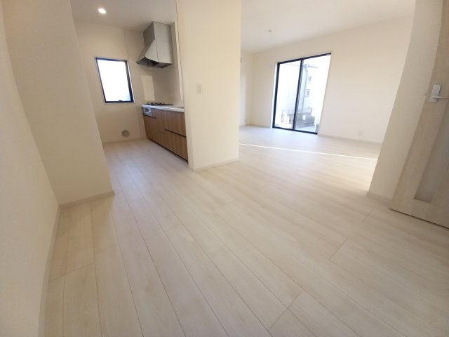 【常磐上湯長谷町第4】　デザイナーズ新築建売住宅　2号棟　新生活応援キャンペーン実施中！の居間・リビング|同施工◆リビングの写真です◆　ホームパーティーも盛り上がりそうなおしゃれなリビング♪　広いリビングで快適に、ゆったりと過ごせますね♪