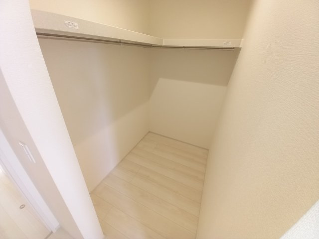 【いわき市江名北口第2　全4棟】　4号棟　◆魅力的な広々インナーバルコニー☆☆の収納|同施工◆ウォークインクローゼットの写真です◆　季節を問わずにたっぷり収納ができます。冬物の収納にも困りません。お子様のお片付けも上手にできそうです。