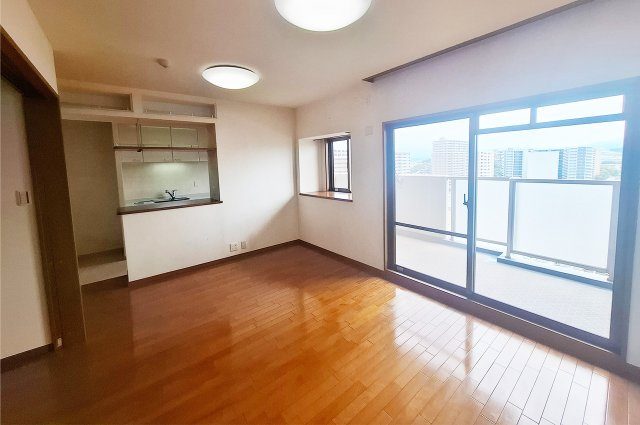 グレイスランドマーク堺・光明池の居間・リビング|LDK：11階南東向きバルコニーに面した明るく開放的なLDKです。室内を広く見せる出窓付き。