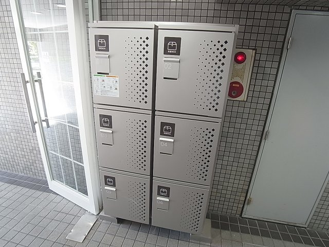ディパピヨンのエントランス|エントランスには宅配BOXを完備してます