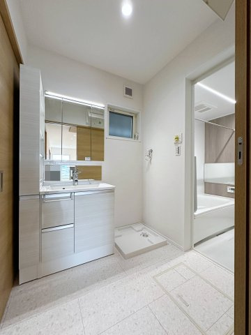 西区井口鈴が台3丁目 No.1の洗面所|シャワー付き洗面化粧台☆
洗面台にシャワー機能が付いたもので、シャンプーなども行える多機能洗面台です。また、顔や手を洗うためだけではなく、シャワー付き洗面台を使えば手洗い洗濯などでも利用できます♪