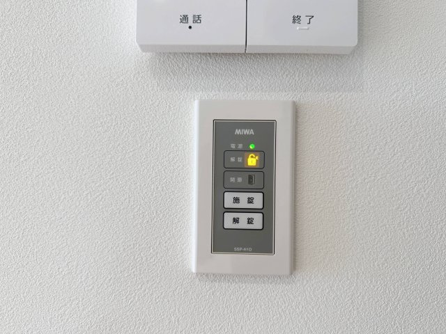 西区井口鈴が台3丁目 No.1のその他|お部屋にいながらボタン1つで玄関ドアのカギを施解錠できます☆
また、ドアの開閉状態・鍵の施錠状態が目視で分かるようになっているため鍵の閉め忘れを防ぎ、防犯効果も期待できます♪