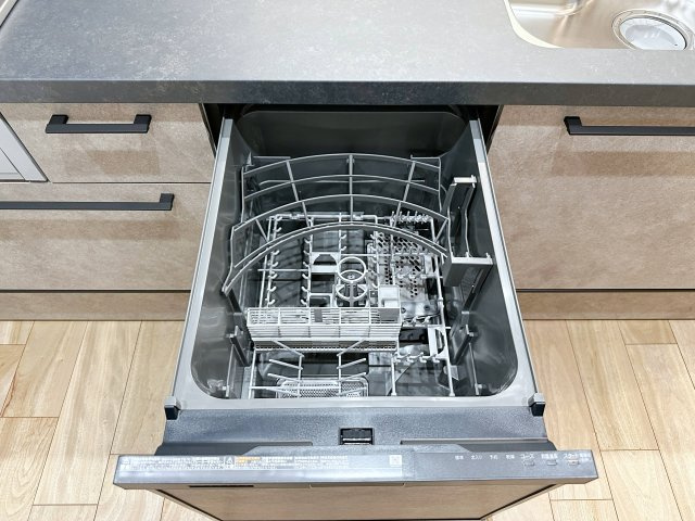西区井口鈴が台3丁目 No.1のキッチン|4人から5人分の食器洗浄乾燥機☆
水道代の節約にもなり、家事の時短もできる優れ物です♪
スライド式で上から全体が見えるため食器の出し入れもスムーズです♪