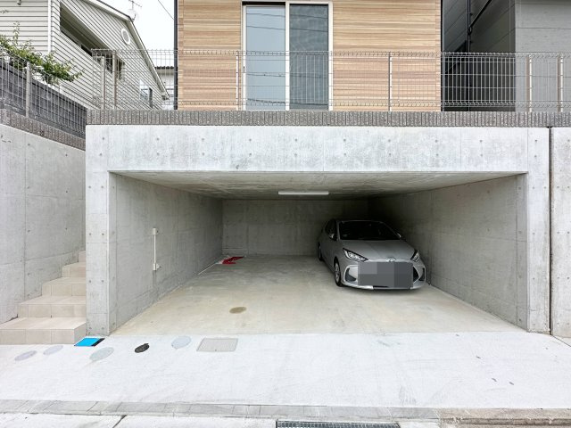 西区井口鈴が台3丁目 No.1の駐車場|車は並列2台駐車可能☆
屋内車庫で雨でも濡れることなく出入り可能です♪