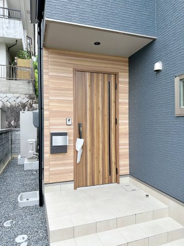 西区井口鈴が台3丁目 No.1の玄関|玄関ポーチ☆
屋根も付いており、雨が降っても濡れる心配はありません♪