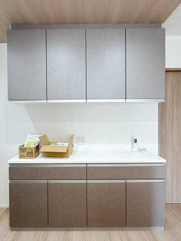 西区井口鈴が台3丁目 No.2の収納|収納力のある大型カップボード☆
備え付けのため耐震性が高く地震の際にも倒れてくる心配はありません♪
キッチンと同じカラーリングのため統一感もあります！