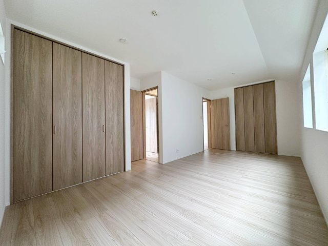 西区井口鈴が台3丁目 No.2の洋室|5.2帖洋室と4.9帖洋室の2部屋は壁を無くし大部屋になっています♪
ライフスタイルに合わせて部屋数を増やすことができるようになっています♪