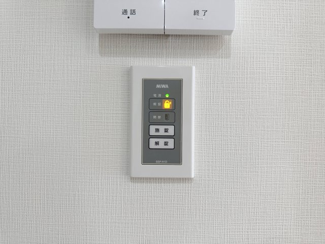 西区井口鈴が台3丁目 No.2のその他|お部屋にいながらボタン1つで玄関ドアのカギを施解錠できます☆
また、ドアの開閉状態・鍵の施錠状態が目視で分かるようになっているため鍵の閉め忘れを防ぎ、防犯効果も期待できます♪