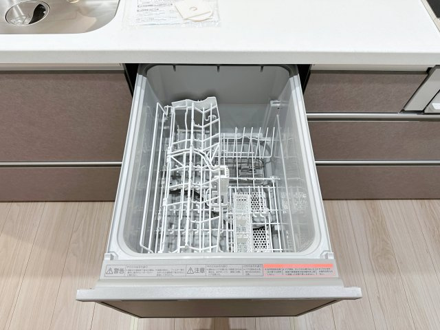 西区井口鈴が台3丁目 No.2のキッチン|4人から5人分の食器洗浄乾燥機☆
水道代の節約にもなり、家事の時短もできる優れ物です♪
スライド式で上から全体が見えるため食器の出し入れもスムーズです♪