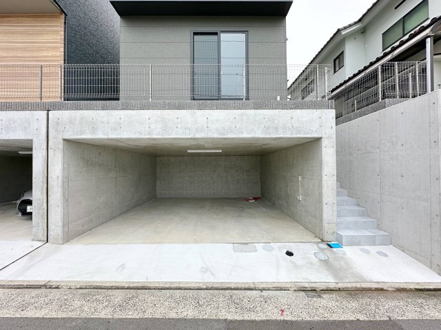 西区井口鈴が台3丁目 No.2の駐車場|車は並列2台駐車可能☆
屋内車庫で雨でも濡れることなく出入り可能です♪