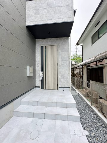 西区井口鈴が台3丁目 No.2の玄関|玄関ポーチ☆
屋根も付いており、雨が降っても濡れる心配はありません♪