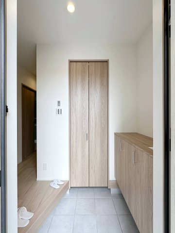 西区井口鈴が台3丁目 No.2の玄関|玄関ホール☆
シューズボックスはロータイプで小物を置くのにも便利です♪