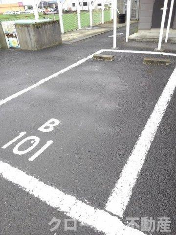 ニューシティ三条Ｂの駐車場
