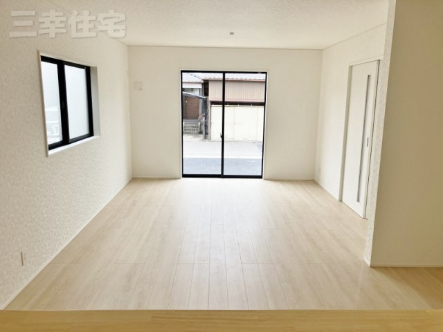 碧南市日進町　最終1棟の居間・リビング|家具の配置に困らない、使い勝手のいいリビングダイニング