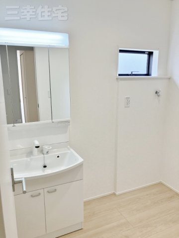 碧南市日進町　最終1棟の洗面所|広い洗面室には収納棚がおけるスペースが確保されています♪