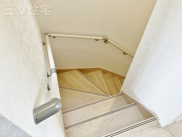 碧南市日進町　最終1棟の設備|安心、安全　手すりのある階段