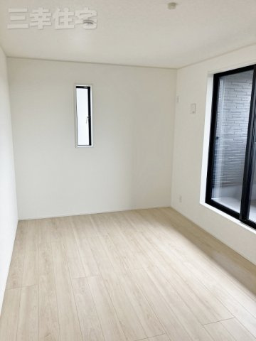 碧南市日進町　最終1棟の寝室|主寝室8.2帖　南向きの明るいお部屋