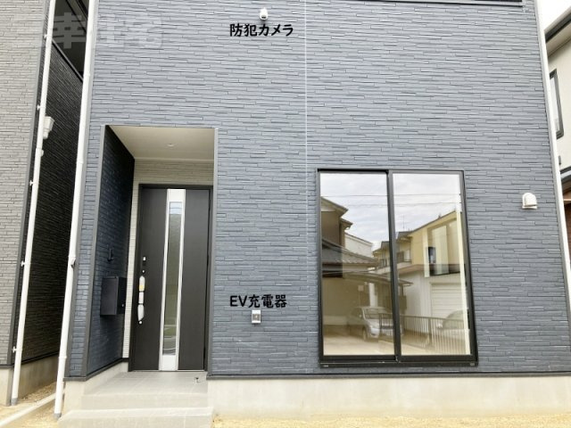 碧南市日進町　最終1棟の玄関|玄関の鍵はスマートキー、防犯カメラの映像はスマートフォンで確認できます。EV車の充電設備もあって充実してますね