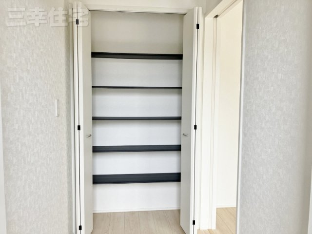碧南市日進町　最終1棟の収納|玄関の収納は、可動棚だからブーツも簡単に収納できます