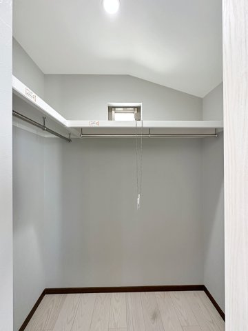 安佐南区長束西4丁目の収納|全居室収納☆
5.63帖洋室のウォークインクローゼットです♪