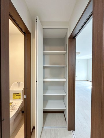 安佐南区長束西4丁目の収納|1階の可動棚収納☆
トイレ横にあるため備品収納や洗面所の収納としても利用できます♪