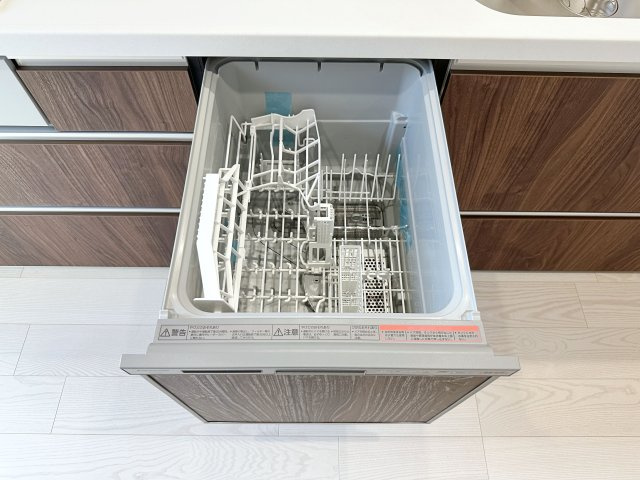 安佐南区長束西4丁目のキッチン|4人から5人分の食器洗浄乾燥機☆
水道代の節約にもなり、家事の時短もできる優れ物です♪
スライド式で上から全体が見えるため食器の出し入れもスムーズです♪