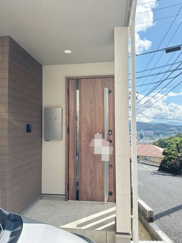 安佐南区長束西4丁目の玄関|宅配ボックス付き玄関ポーチ☆
屋根も付いており、雨が降っても濡れる心配はありません♪