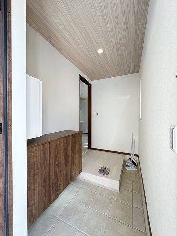 安佐南区長束西4丁目の玄関|玄関ホール☆
シューズボックスはロータイプのため上に小物を並べたりウェルカムボードなども設置しやすいです♪