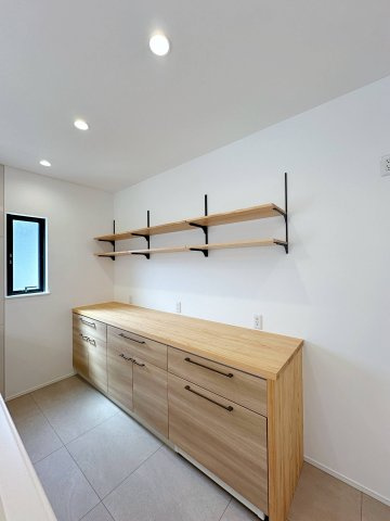 [価格改定]東区馬木6丁目No.8の収納|収納力のある大型カップボード☆
備え付けのため耐震性が高く地震の際にも倒れてくる心配はありません♪
オリジナルの木材天板は奥行きを広く取ってあり利便性も高いです！