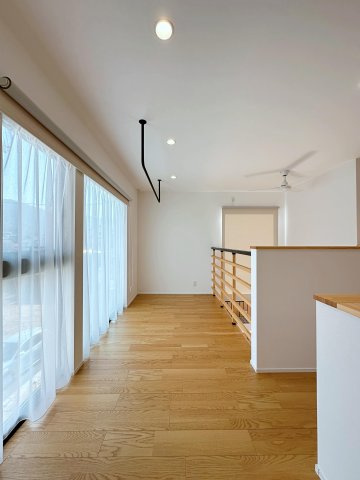 [価格改定]東区馬木6丁目No.8の内装|2階ユーテリティホール☆
セカンドリビングとしても活用できるゆとりある空間で、LDKの吹き抜けと大きな窓が開放感を作り出しています♪