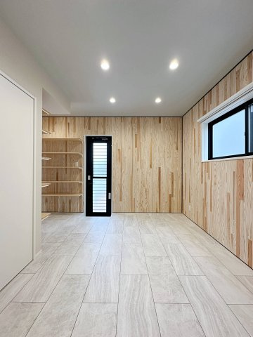 [価格改定]東区馬木6丁目 No.4の洋室|1階のトランクルーム☆
玄関、リビングに動線も繋がっておりたくさんの物を収納できます♪
勝手口から駐車場にも出られるのでお買い物後の片付けも簡単です！