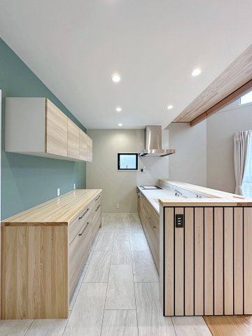 [価格改定]東区馬木6丁目 No.4のキッチン|タカラスタンダードのシステムキッチン☆
人造大理石天板でIH横にはマグネットパネルを設置。
f作業スペースにコンセントも設け使いやすさを考えて設計されています。
