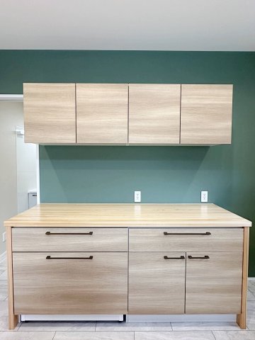 [価格改定]東区馬木6丁目 No.4の収納|収納力のある大型カップボード☆
備え付けのため耐震性が高く地震の際にも倒れてくる心配はありません♪
キッチンと同じカラーリングのため統一感もあります！